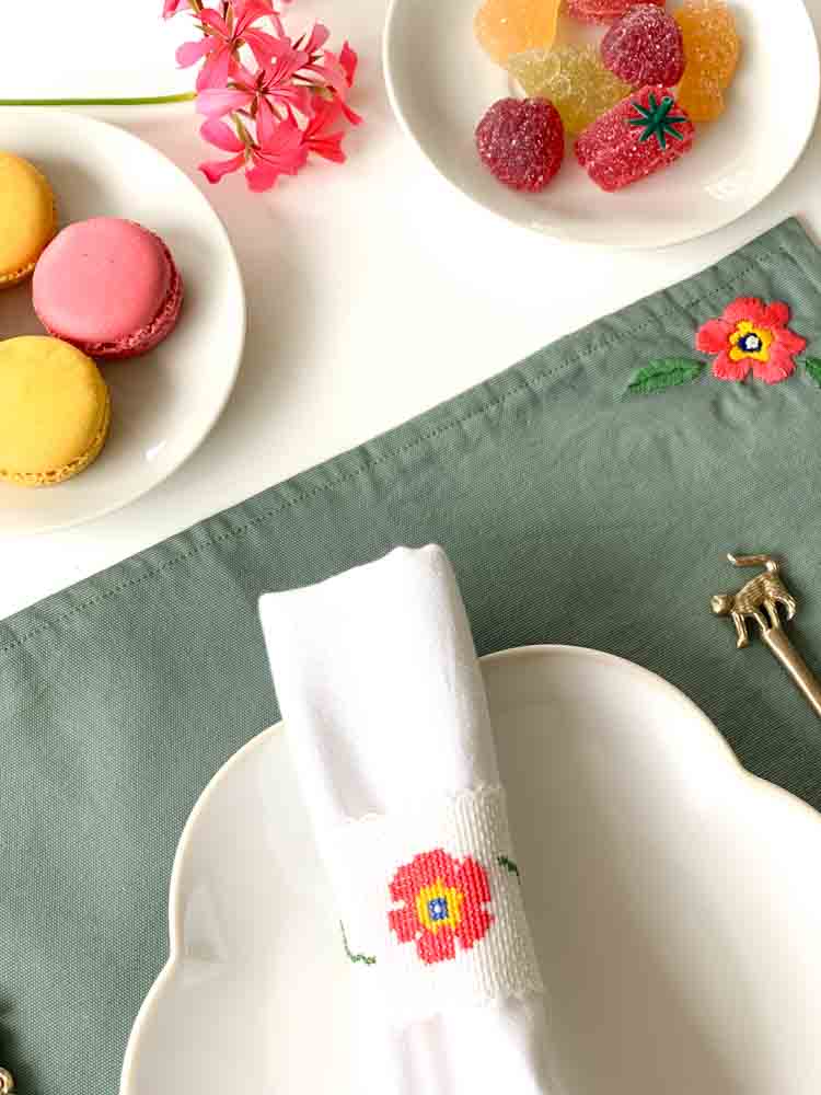 how to make a cross stitch napkin ring wth flowers