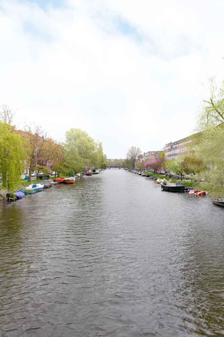 Kruissteek borduren aan de Amstelkade rustige plekken in Amsterdam