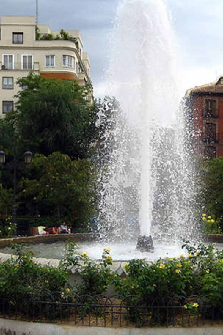 plaza de olavide rustige plekken in madrid waar je kan kruissteek borduren