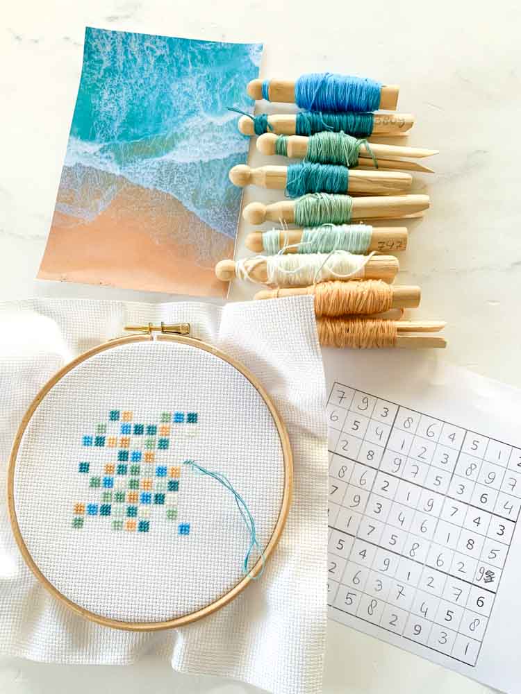 maak een kleurenstudie in kruissteek en maak een kruissteek patroon van een sudoku puzzel kleurstudie in kruissteek met een sudoku patroon