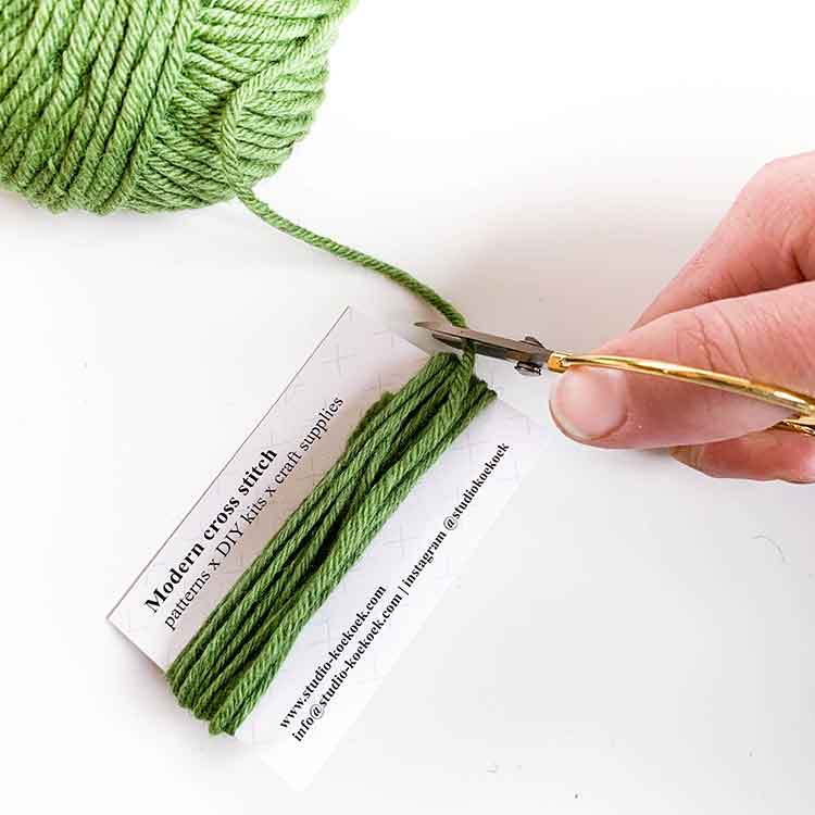 how to make a yarn tassel