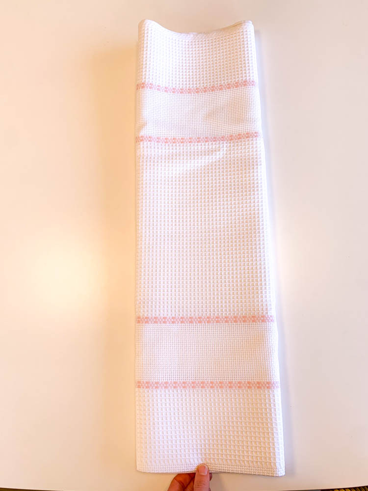 125 x 140 cm gebroken witte wafelstof met Aida borduurband en licht roze gewoven decoratieve band. - Afbeelding 3 125 x 140 cm gebroken witte wafelstof met Aida borduurband en licht roze gewoven decoratieve band. - Afbeelding 3