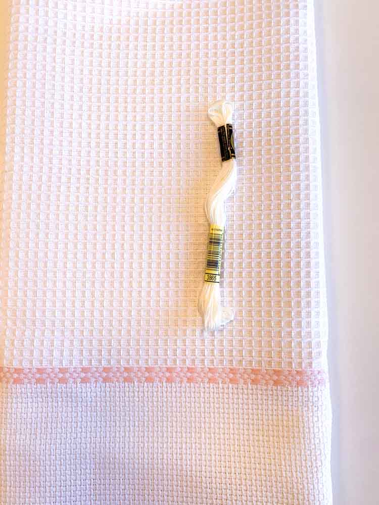 125 x 140 cm gebroken witte wafelstof met Aida borduurband en licht roze gewoven decoratieve band. - Afbeelding 2 125 x 140 cm gebroken witte wafelstof met Aida borduurband en licht roze gewoven decoratieve band. - Afbeelding 2