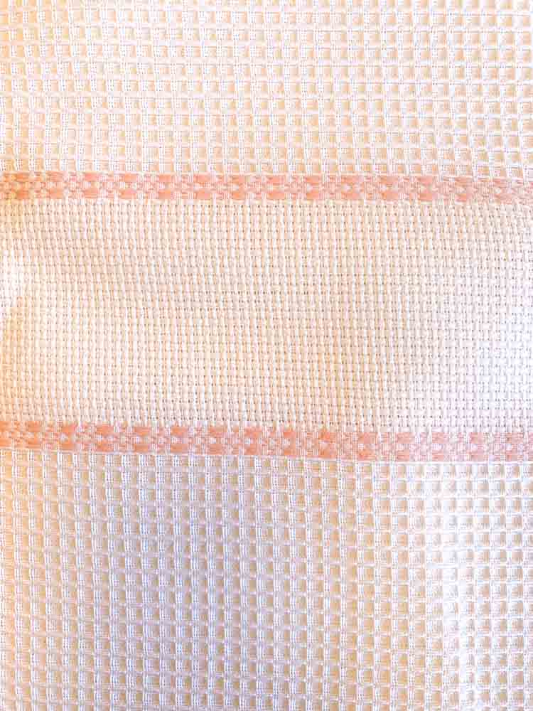 125 x 140 cm gebroken witte wafelstof met Aida borduurband en licht roze gewoven decoratieve band. 125 x 140 cm gebroken witte wafelstof met Aida borduurband en licht roze gewoven decoratieve band.