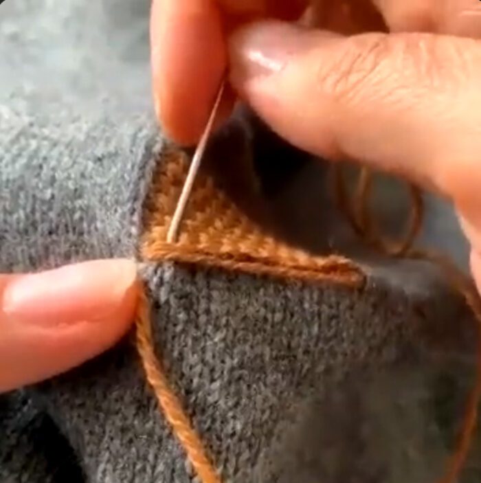 03 Oktober 2025 16:30 Visible Mending Friday sessie 2. Leer de eenvoudigste manier om je gebreide kleding te repareren tijdens deze workshop van 1,5 uur in Amsterdam. - Image 2